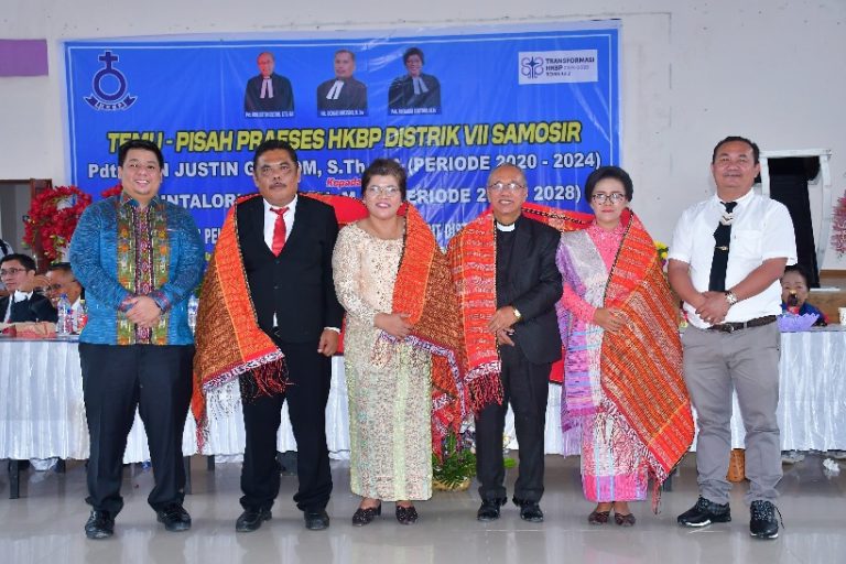 PISAH SAMBUT PRAESES DISTRIK VII SAMOSIR, BUPATI SAMOSIR PUJI IDE KREATIF Pdt. REIN JUSTIN GULTOM 