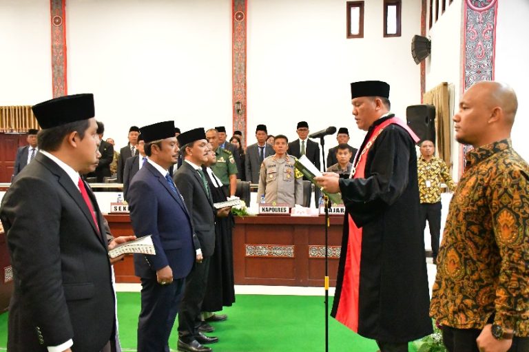 KETUA PN BALIGE LANTIK PIMPINAN DPRD SAMOSIR MASA BAKTI 2024-2029, BUPATI SAMOSIR : KEPALA DAERAH DAN DPRD DIPILIH OLEH RAKYAT, MARI BEKERJA UNTUK RAKYATNYA, MENINGKATKAN PEMBANGUNAN DAN PELAYANAN PUBLIK