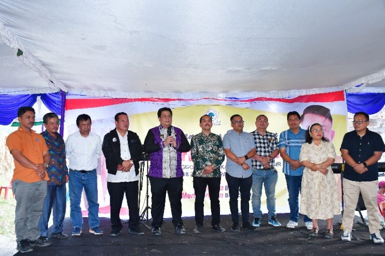 BUPATI SAMOSIR SAMPAIKAN SELAMAT ATAS PELANTIKAN ANGGOTA DPRD MIAN FIDELIS MALAU