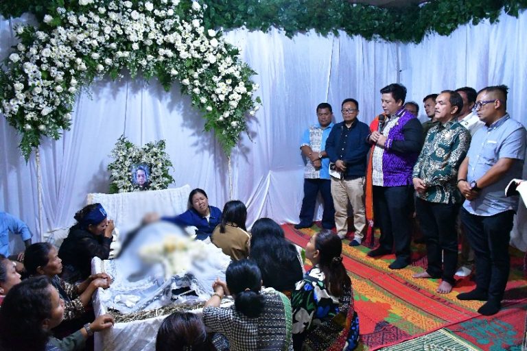 PEMRAKARASA KABUPATEN SAMOSIR MANGINAR SITANGGANG MENINGGAL DUNIA, BUPATI SAMOSIR SAMPAIKAN DUKACITA MENDALAM 