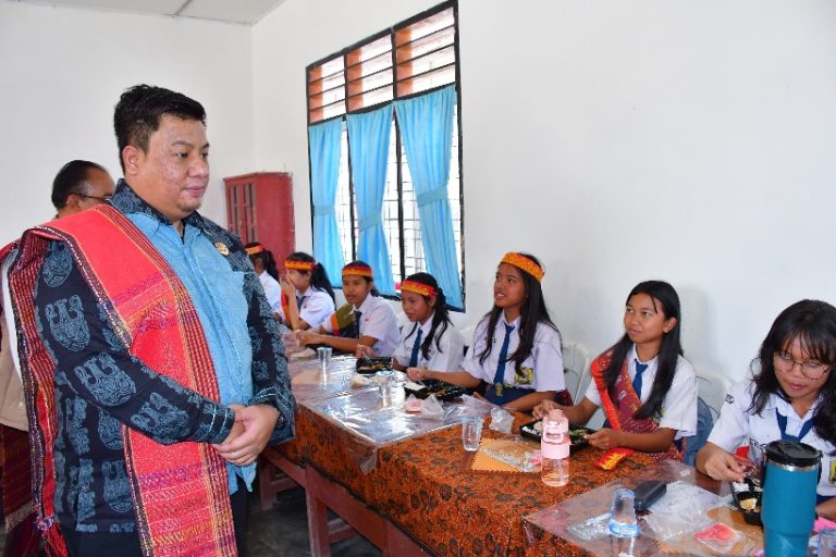 DUKUNG PROGRAM MAKANAN BERGIZI GRATIS, BUPATI SAMOSIR BERSAMA DPC GERINDRA BERIKAN MAKANAN KEPADA PELAJAR SMP N 1 PANGURURAN 
