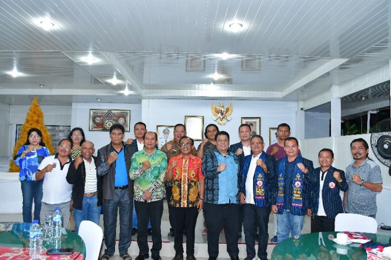 BUPATI SAMOSIR APRESIASI DAN DUKUNG RENCANA PERESMIAN TUGU RAJA SITANGGANG 
