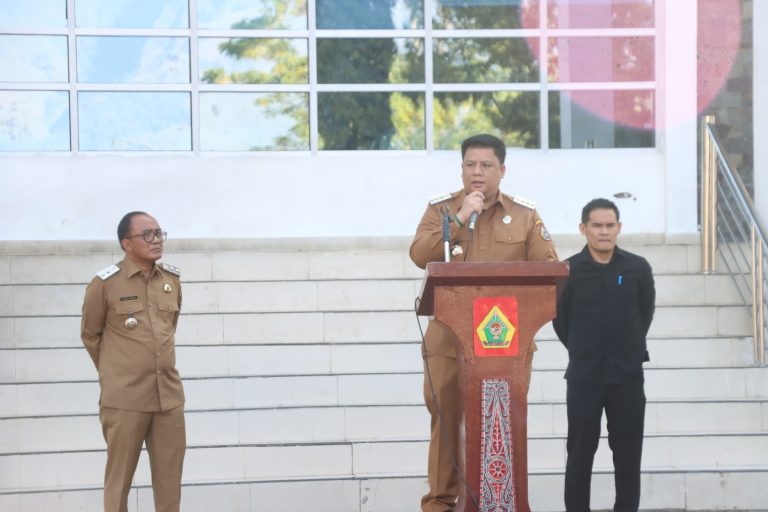 PERDANA SETELAH DILANTIK, BUPATI DAN WABUP PIMPIN APEL GABUNGAN, VANDIKO: TINGKATKAN KREATIFITAS DAN GALI SEGALA POTENSI YANG ADA UNTUK KESEJAHTERAAN MASYARAKAT