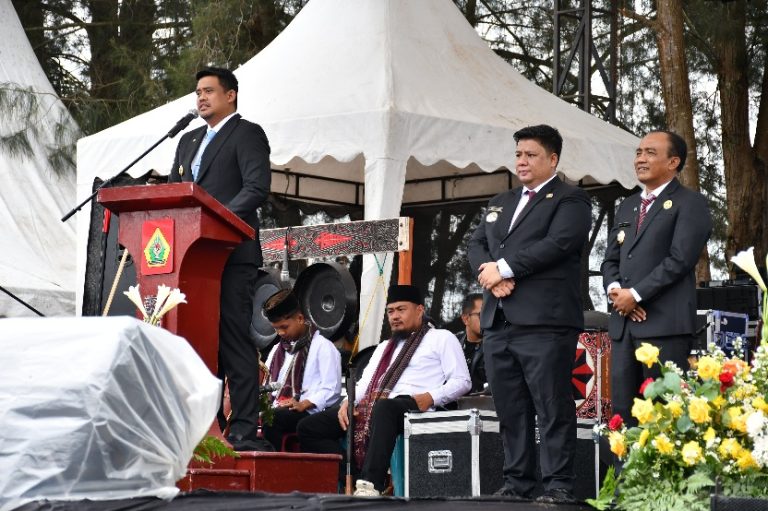 HADIRI PERAYAAN HARI JADI XXI KABUPATEN SAMOSIR, GUBSU AKAN BERIKAN ASET RUMAH DINAS BUPATI KEPADA PEMKAB. SAMOSIR