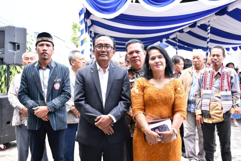 WABUP ARISTON TUA SIDAURUK DAN KELUARGA RESMI TEMPATI RUMAH DINAS