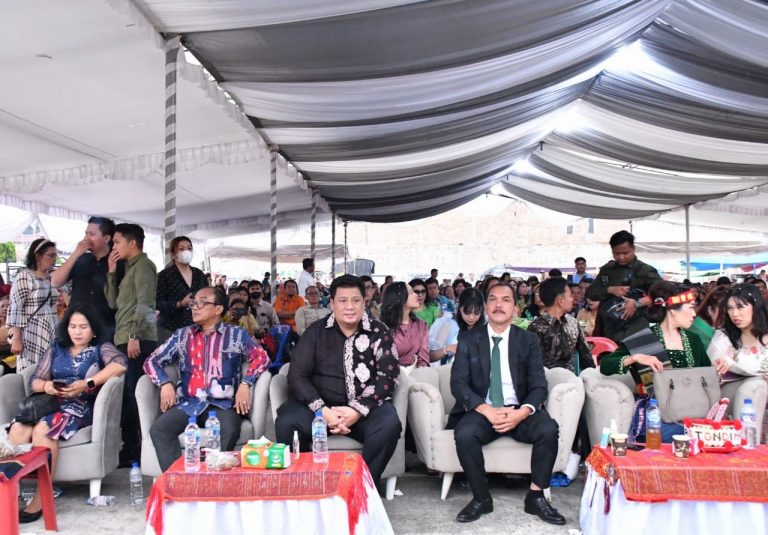 MERIAH DAN PENUH KEBERSAMAAN, BUPATI DAN WABUP SAMOSIR HADIRI SYUKURAN PELANTIKAN KETUA DPRD SAMOSIR 