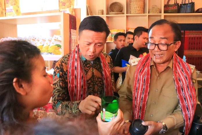 Wakil Bupati Samosir bersama Kepala KPw BI Sibolga, Launching Galeri UMKM Bukit Holbung.