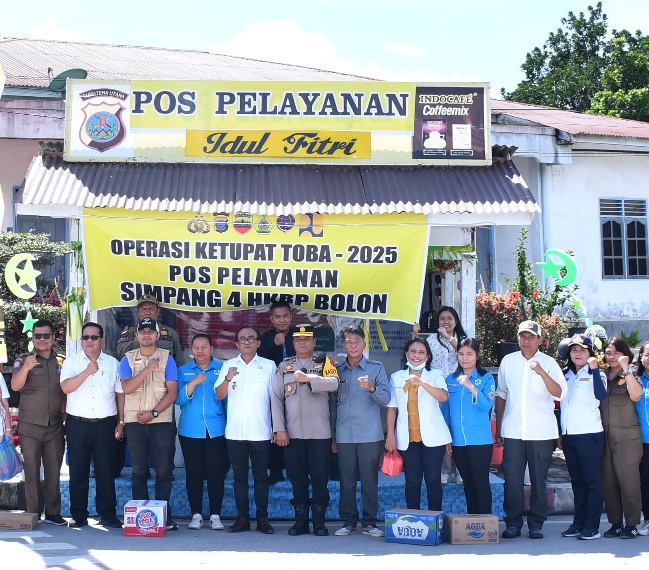 CEK KESIAPAN PERSONIL PETUGAS POS PELAYANAN IDUL FITRI 2025, WABUP SAMOSIR BAGIKAN BINGKISAN 
