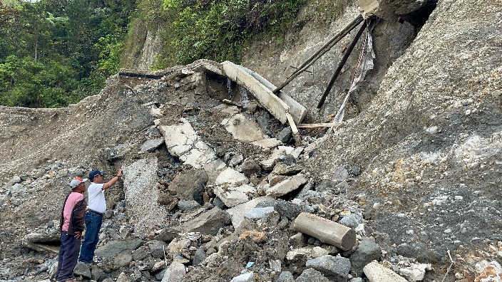 Pasca Bencana Alam Tanah Longsor, Pemkab Samosir Monitoring Progres Perbaikan Jalan di Sigarantung.