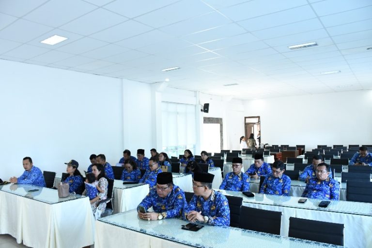 Bupati Samosir Berikan Tali Asih Kepada Keluarga Anggota Korpri