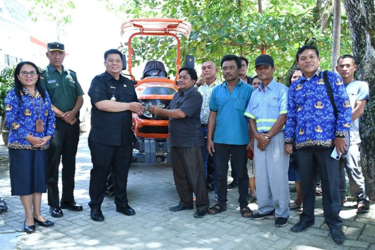 Bupati Samosir Serahkan Bantuan Alsintan Sumber Dana APBN 2025.