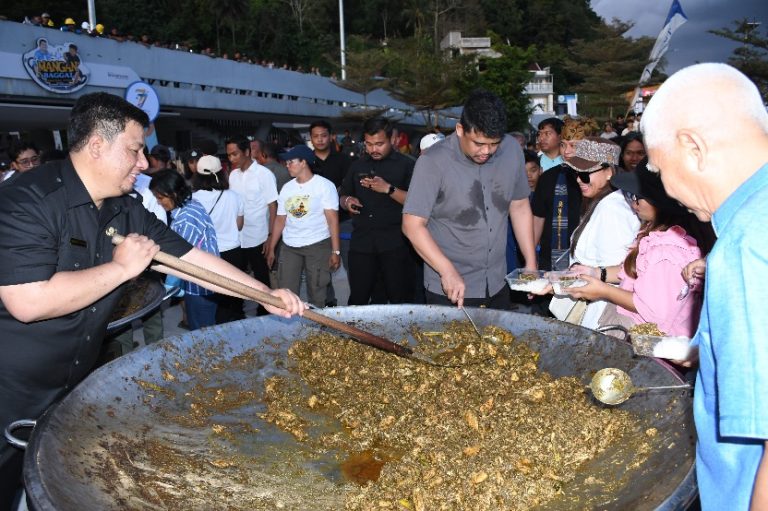 Gubernur Sumut bersama Bupati se Kawasan Danau Toba Hadiri Mangan Baggal di Pantai Bebas Parapat.
