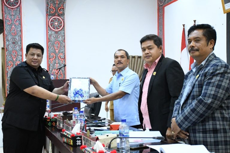Bupati Samosir Sampaikan Nota Pengantar LKPJ Tahun Anggaran 2024.