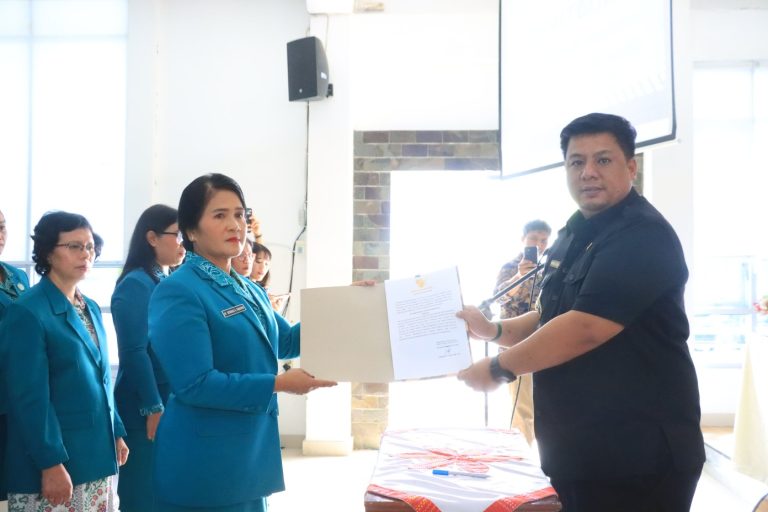 BUPATI SAMOSIR KUKUHKAN KETUA PKK SAMOSIR DAN LANTIK PENGURUS PKK KABUPATEN PERIODE 2025-2030