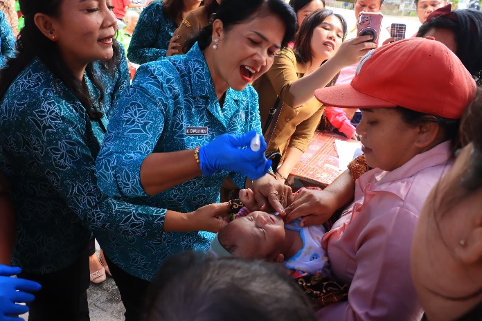 Peringatan Pekan Imunisasi Dunia di Samosir, Ketua TP. PKK Samosir Kunjungi Posyandu.