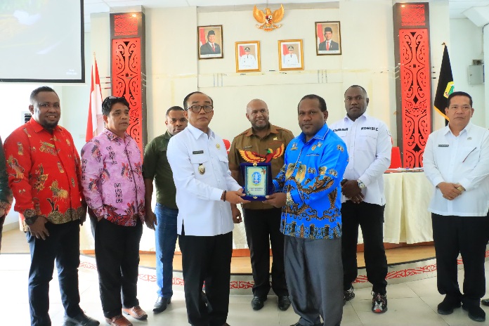 WABUP TERIMA STUDI TIRU DPR JAYAPURA KE SAMOSIR 