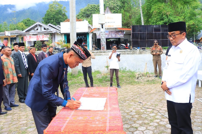 Wakil Bupati Samosir Kukuhkan Perpanjangan Masa Jabatan BPD se-Kecamatan Simanindo.
