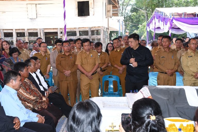 BUPATI SAMOSIR SAMPAIKAN BELASUNGKAWA ATAS MENINGGALNYA IBUNDA WABUP SAMOSIR 