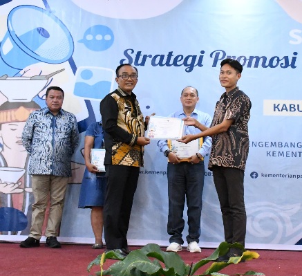 DUKUNG PARIWISATA SAMOSIR, WABUP SAMOSIR APRESIASI WAKIL KETUA KOMISI VII DPR RI LAMHOT SINAGA BERSAMA KEMENPAR RI SOSIALISASIKAN STRATEGI PROMOSI DAN PEMASARAN EVENT DAERAH 
