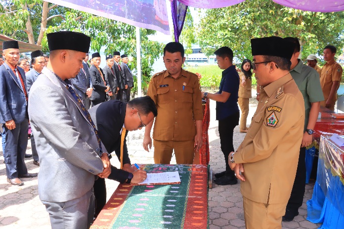 Anggota BPD se-Kecamatan Nainggolan Dikukuhkan, Wakil Bupati Samosir Minta Agar Bermitra Membangun Desa.