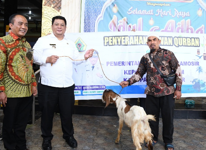 Bupati dan Wakil Bupati Samosir Serahkan Hewan Kurban Bantuan Presiden RI, Gubernur Sumut dan Pemkab Samosir.