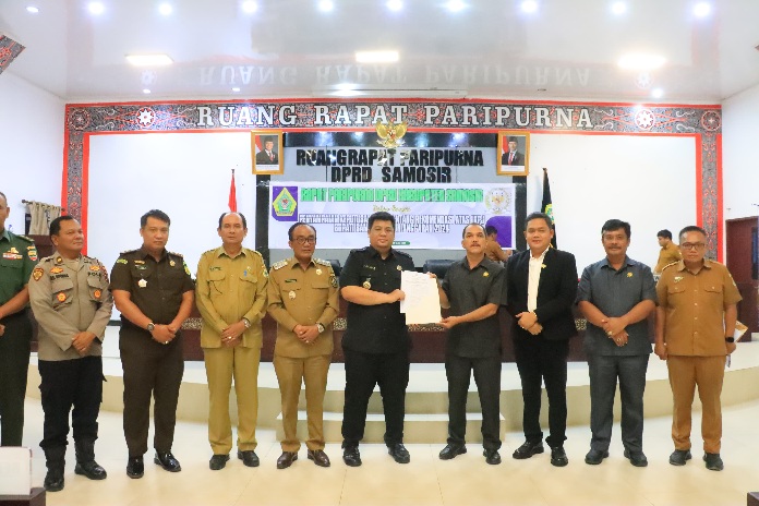 BUPATI SAMOSIR TERIMA KEPUTUSAN DPRD SAMOSIR TENTANG REKOMENDASI LKPJ 2024