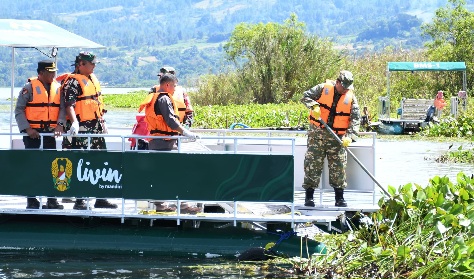 BUPATI SAMOSIR BERSAMA DANDIM 0210/TU TERJUN BERSIHKAN ECENG GONDOK DI DANAU TOBA