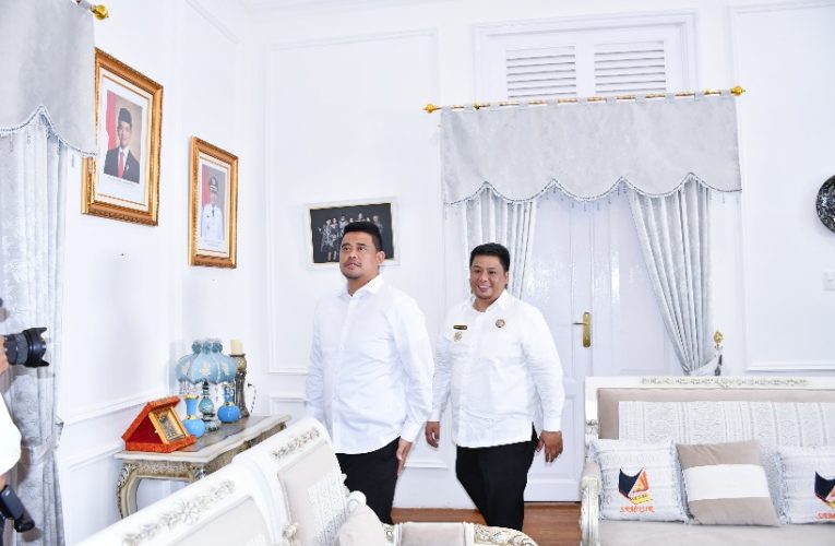 Resmi, Gubsu Bobby Nasution Serahkan Aset Rumah Dinas Bupati Kepada Pemkab Samosir.