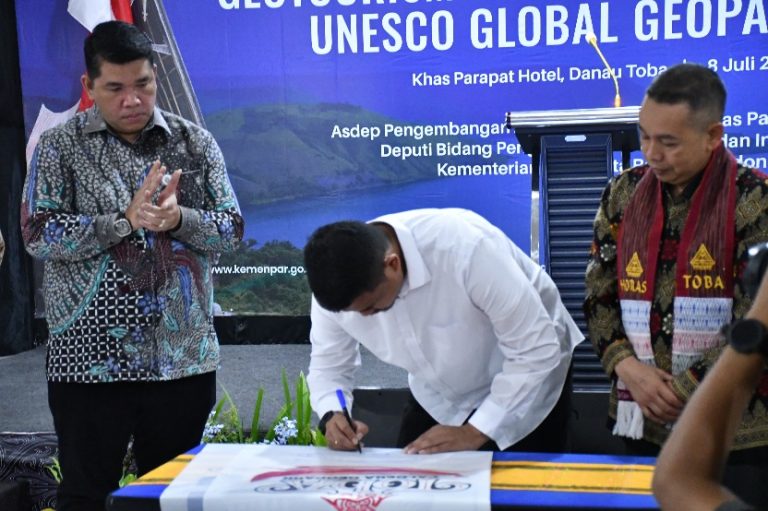 Bupati Samosir Dampingi Gubernur Sumatera Utara dalam Konferensi Pertama Destinasi Geowisata Kaldera Toba Unesco Global Geopark 2025