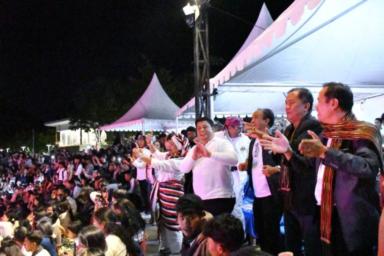 Tutup Festival Wisata Edukasi Leluhur Batak Rumahela 2025, Bupati Samosir Ajak Generasi Muda untuk Tetap Menjaga Kelestarian Budaya