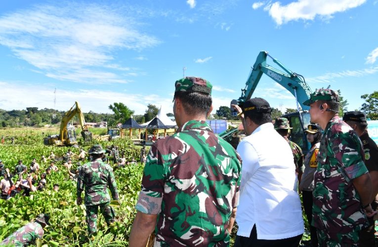 DUKUNG PROGRAM TNI MANUNGGAL MEMELIHARA DANAU TOBA, BUPATI SAMOSIR BERSAMA DANREM 023 KS DAN FORKOPIMDA KEMBALI BERSIHKAN ECENG GONDOK
