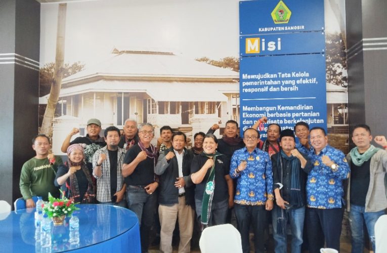 MASYARAKAT SAMOSIR SERUKAN AKSI TUTUP PT. TPL, WABUP: KAMI BERSAMA RAKYAT DAN AKAN BERGERAK SESUAI REGULASI