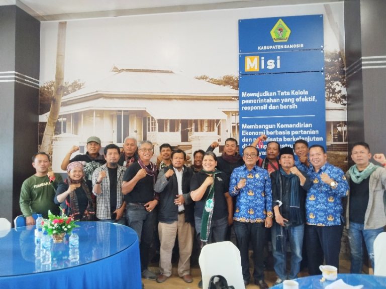 MASYARAKAT SAMOSIR SERUKAN AKSI TUTUP PT. TPL, WABUP: KAMI BERSAMA RAKYAT DAN AKAN BERGERAK SESUAI REGULASI