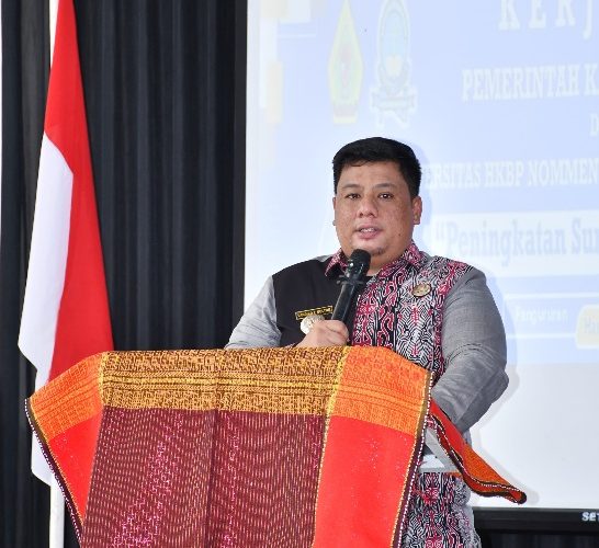 BUPATI SAMOSIR AJAK APARATUR PEMERINTAH TINGKATKAN KUALIFIKASI PENDIDIKAN, MINTA UHN BUKA KELAS HYBRID