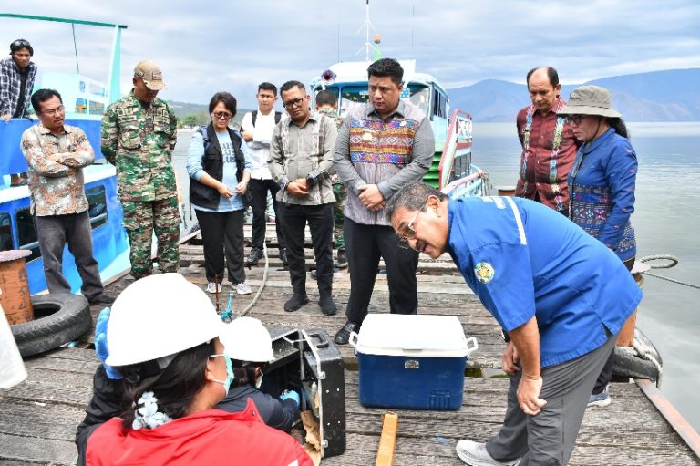 BUPATI SAMOSIR UNDANG PENELITI USU TANGANI FENOMENA AIR DANAU TOBA