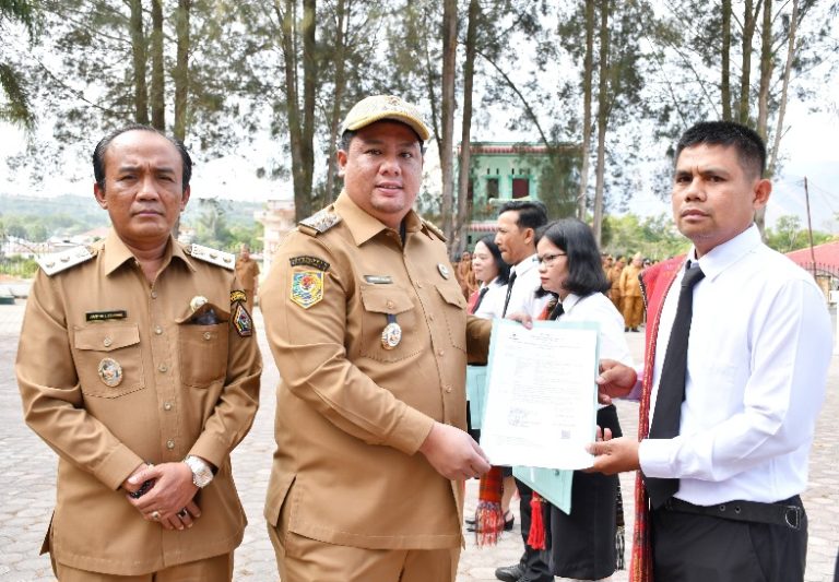 Serahkan 141 SK PPPK Formasi Tahun 2024, Bupati Samosir: Jadilah Pelayan Masyarakat yang Profesional dan Inovatif.