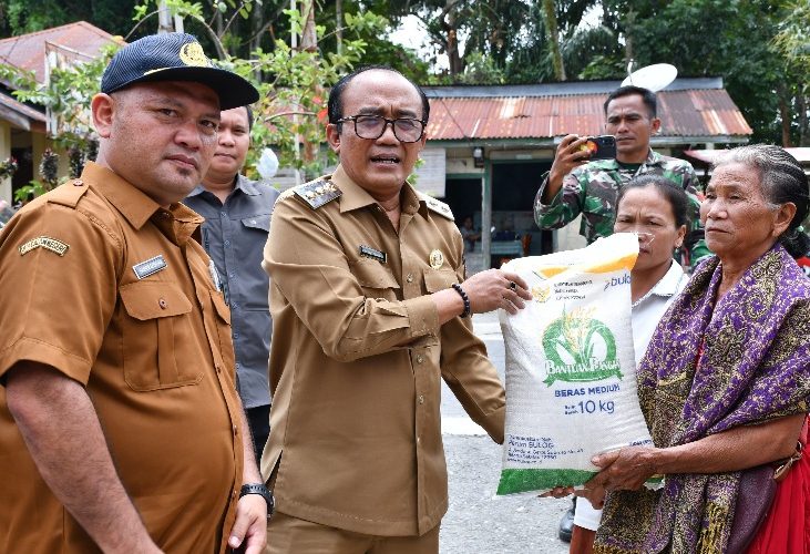 Wakil Bupati Samosir Salurkan Bantuan Pangan Beras CPP Bagi Masyarakat Kurang Mampu.