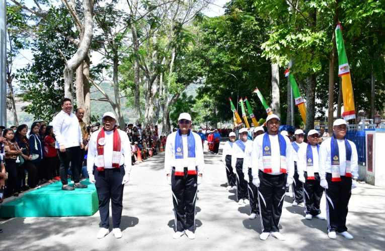 Bupati Samosir Lepas Lomba Gerak Jalan Memeriahkan HUT ke-80 RI.