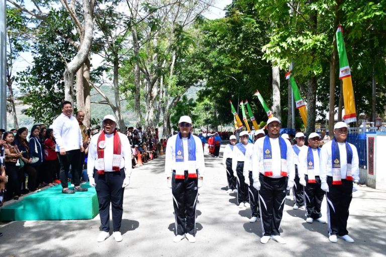 Bupati Samosir Lepas Lomba Gerak Jalan Memeriahkan HUT ke-80 RI.