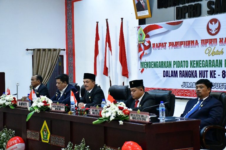 HUT RI KE-80, BUPATI SAMOSIR BERSAMA DPRD DENGARKAN PIDATO KENEGARAAN PRESIDEN RI TAHUN 2025