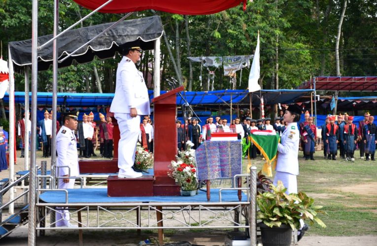 BUPATI SAMOSIR IRUP UPACARA HUT RI KE-80, BENDERA MERAH PUTIH SUKSES BERKIBAR