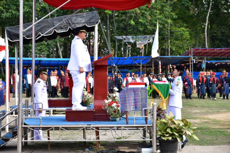 BUPATI SAMOSIR IRUP UPACARA HUT RI KE-80, BENDERA MERAH PUTIH SUKSES BERKIBAR