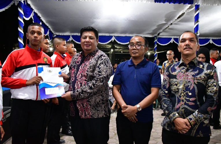 SUKSES MELAKSANAKAN TUGAS, BUPATI SAMOSIR BERI APRESIASI DAN PENGHARGAAN KEPADA PASKIBRAKA