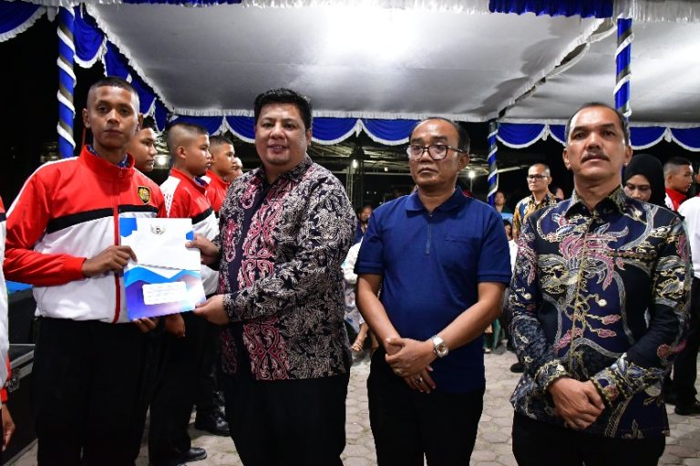 SUKSES MELAKSANAKAN TUGAS, BUPATI SAMOSIR BERI APRESIASI DAN PENGHARGAAN KEPADA PASKIBRAKA