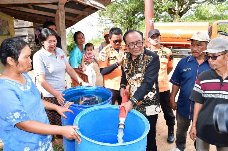 PENUHI AIR BERSIH BAGI MASYARAKAT, WABUP TERJUN KE DESA MADUMA