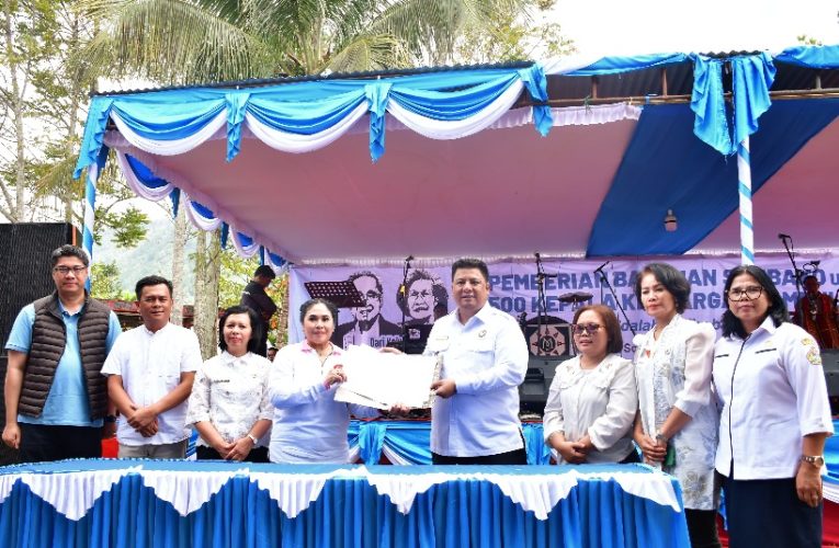 BAKSOS KELUARGA BESAR SABAM SIRAIT-SONDANG SIDABUTAR DAN SOCIAL GRACIA COMMUNITY, BUPATI SAMOSIR TERIMA BANTUAN MOBIL AMBULANCE