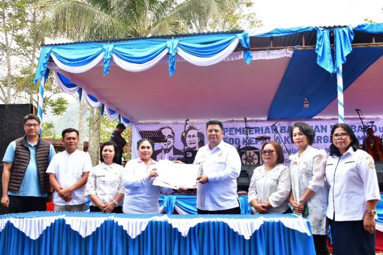BAKSOS KELUARGA BESAR SABAM SIRAIT-SONDANG SIDABUTAR DAN SOCIAL GRACIA COMMUNITY, BUPATI SAMOSIR TERIMA BANTUAN MOBIL AMBULANCE
