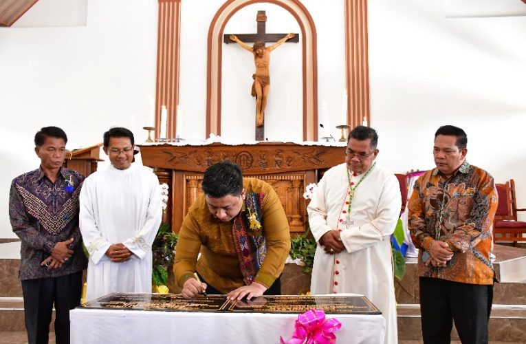 BERSAMA USKUP AGUNG MEDAN, BUPATI SAMOSIR TEKEN PRASASTI GEREJA KATOLIK STASI KRISTUS RAJA SANGKAL