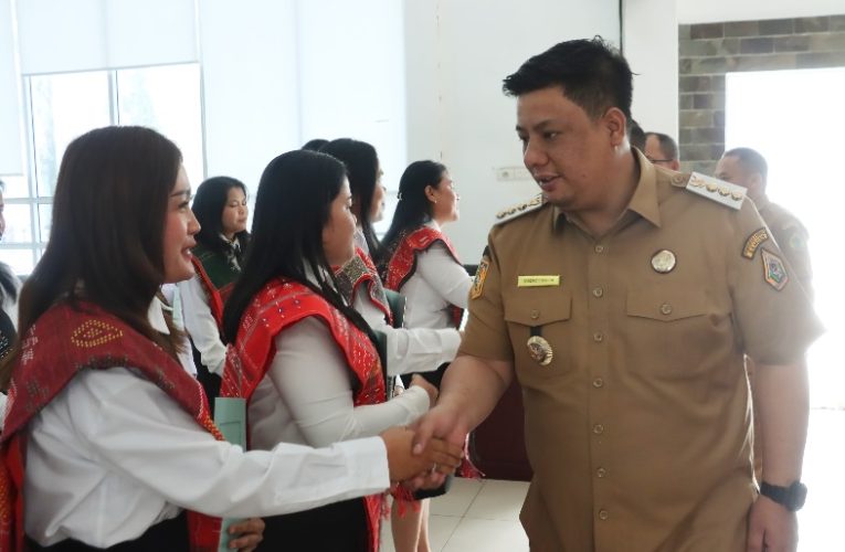 SERAHKAN SK P3K TAHAP II, BUPATI SAMOSIR TEKANKAN INOVASI DAN KREATIVITAS 