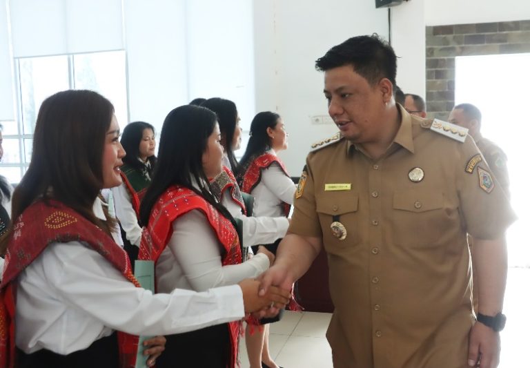 SERAHKAN SK P3K TAHAP II, BUPATI SAMOSIR TEKANKAN INOVASI DAN KREATIVITAS 